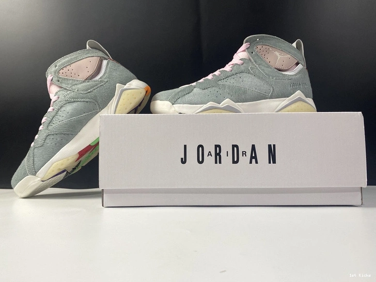 Neutral CT8528-002 - Grey 7 Retro Jordan 0209